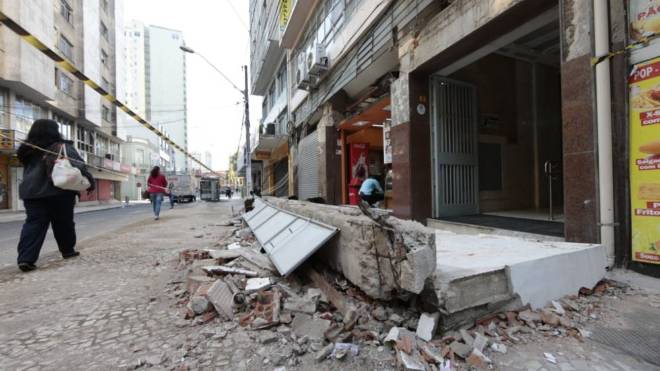 Marquise de concreto de cerca de 10 m despencou na Rua Monsenhor Celso.