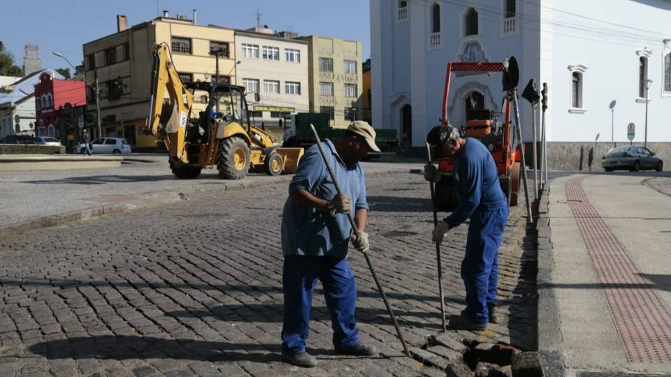 Obra na região do Largo da Ordem provoca bloqueio e muda trajeto de 9 ônibus Obra na Rua Duque de Caxias bloquei o trãnsito.
