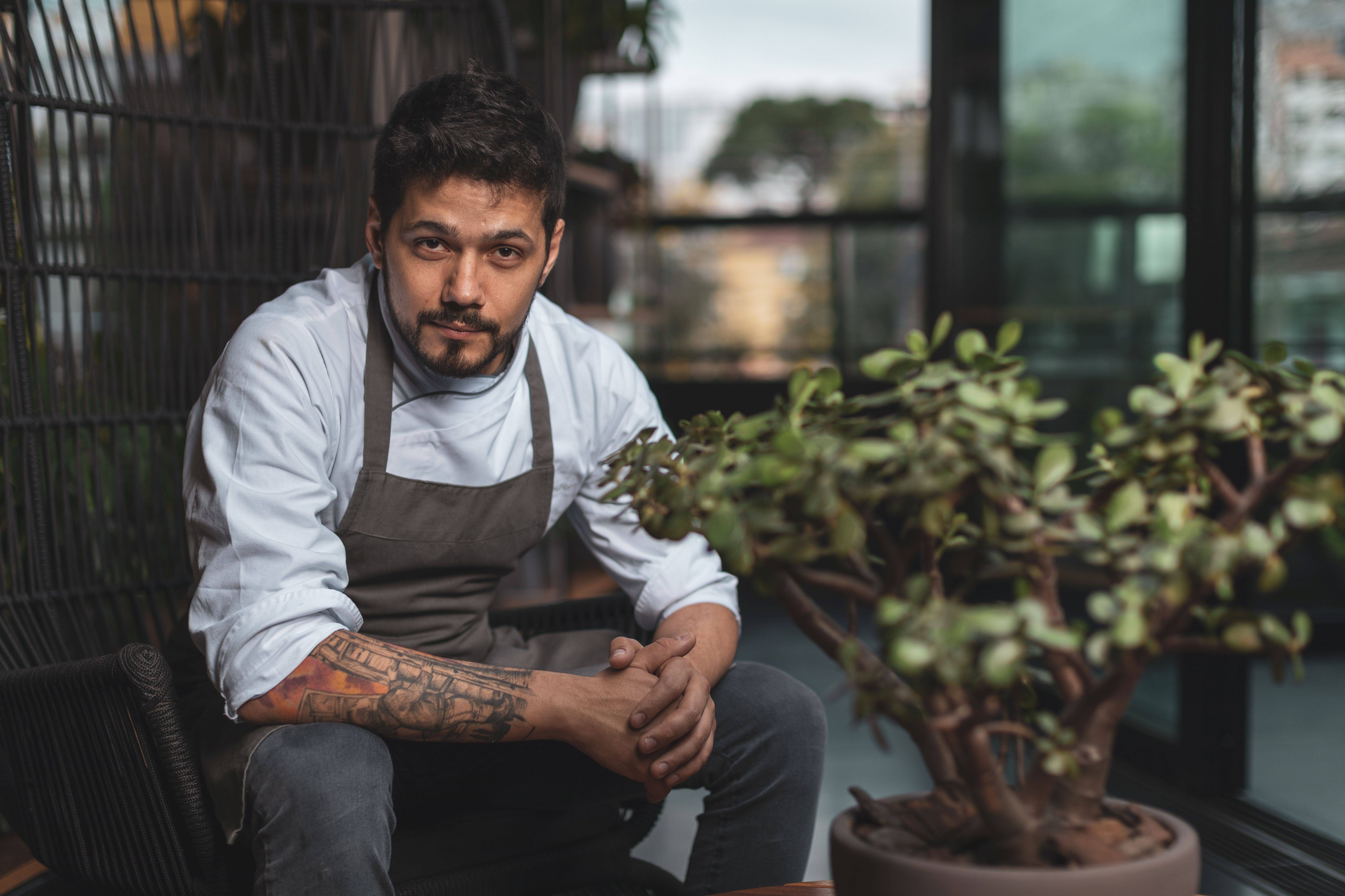 Lênin Palhano, Chef 5 Estrelas do Prêmio Bom Gourmet, apostando em sabor e criatividade no seu menu executivo. Lênin Palhano, Chef 5 Estrelas do Prêmio Bom Gourmet, apostando em sabor e criatividade no seu menu executivo.