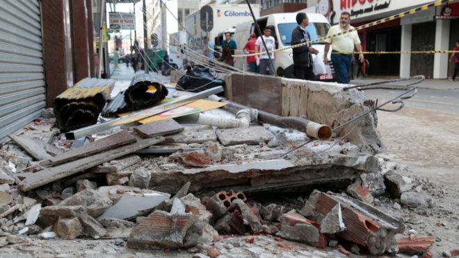 Destroços da marquise na Rua Monsenhor Celso, no Centro de Curitiba, que desabou nesta segunda-feira.