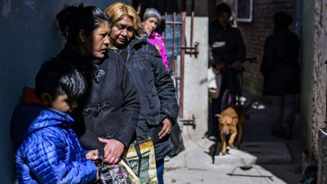 Pessoas aguardam em fila para receber sopa em um restaurante que alimenta diariamente 200 pessoas afetadas pela crise econômica em Buenos Aires, 3 de setembro de 2019