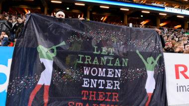 Morte de uma torcedora levou a protestos em estádios em outros países