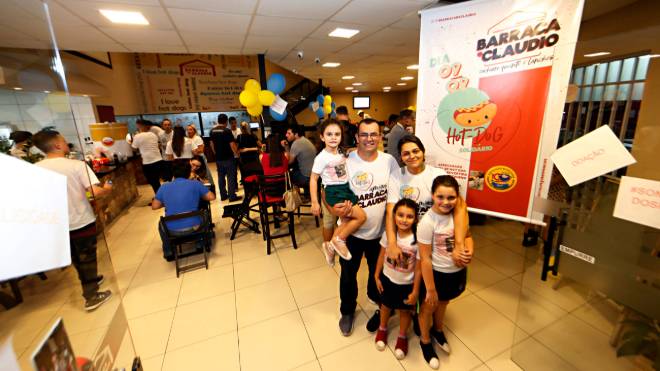 Claudio com a esposa Erika e as filhas: vendas dos cachorros-quentes na ação solidária ao Hospital Pequeno Príncipe foi acima do esperado.
