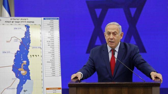 O premiê israelense Benjamin Netanyahu fala diante de um mapa do Vale do Jordão ao anunciar que vai anexar partes da Cisjordânia ocupada caso seja reeleito, em Ramat Gan, 10 de setembro de 2019