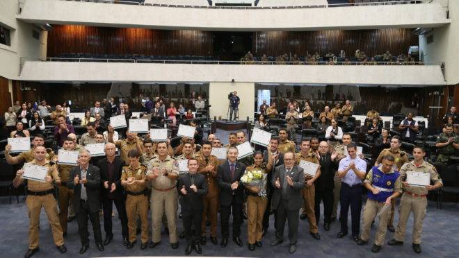 Deputados homenageiam policiais militares e bombeiros.