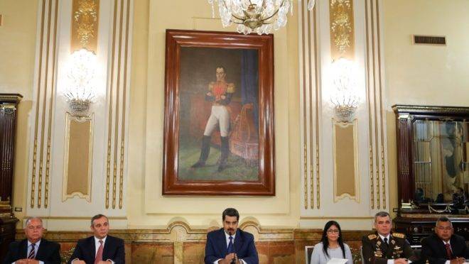 O ditador da Venezuela, Nicolás Maduro, a vice Delcy Rodriguez e comandantes das forças armadas em reunião com o Conselho de Defesa Nacional no Palácio de Miraflores, em Caracas, 9 de setembro de 2019