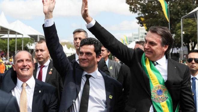 Bolsonaro quer ampliar o excludente de ilicitude para policiais usarem armas de fogo sem receio de sofrerem processos judiciais.