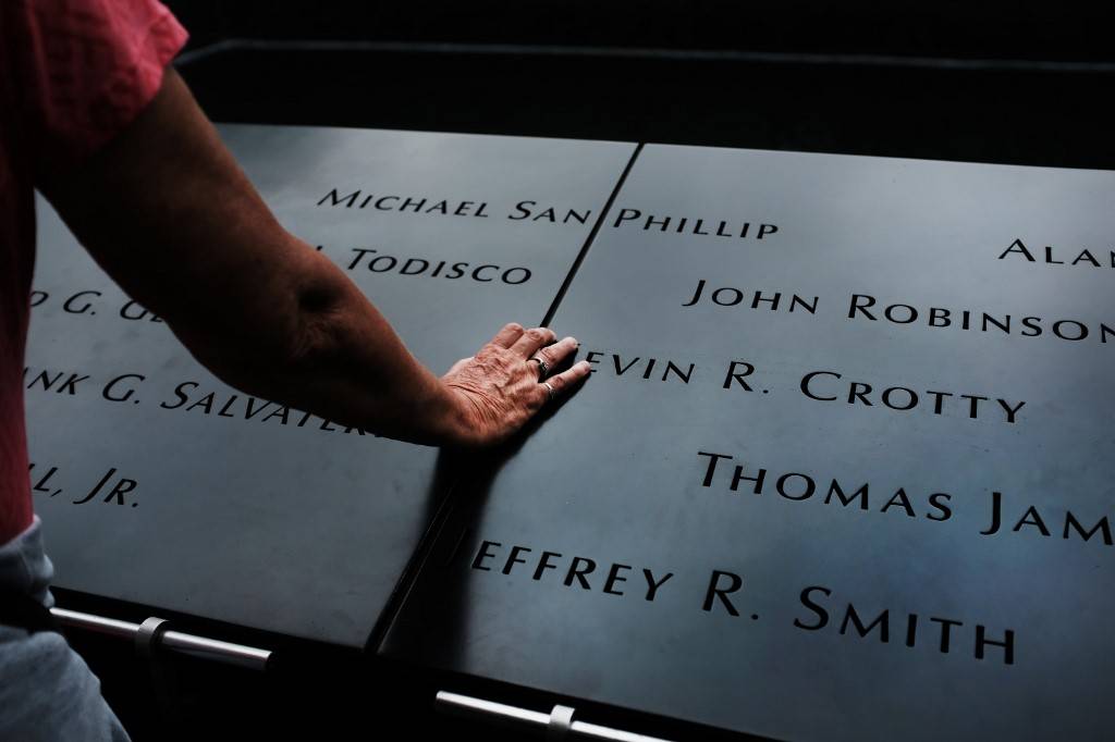 Nova York lembra hoje os 18 anos do atentado de 11 de setembro. Nesta foto de ontem (10), um visitante se detém diante dos nomes das 2.996 vítimas no World Trade Center Memorial. Nova York lembra hoje os 18 anos do atentado de 11 de setembro. Nesta foto de ontem (10), um visitante se detém diante dos nomes das 2.996 vítimas no World Trade Center Memorial.