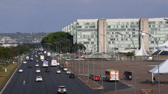 Esplanada dos Ministérios e a avenida Eixo Monumental vistas pela plataforma superior da Rodoviária de Brasília.