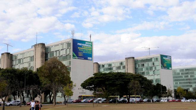 Vista da Esplanada dos Ministérios, com o Ministério da Economia em primeiro plano.