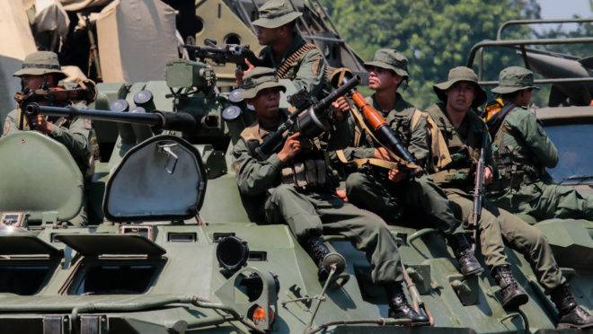 Exercício militar das Forças Armadas Nacionais Bolivarianas da Venezuela, na fronteira com a Colômbia