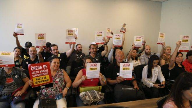 Servidores compareceram à reunião da CCJ para protestar contra projeto de lei complementar