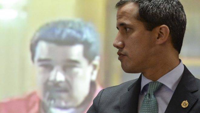 Presidente interino da Venezuela, Juan Guaidó, e o ditador venezuelano Nicolás Maduro em um monitor, em Caracas, 3 de setembro de 2019