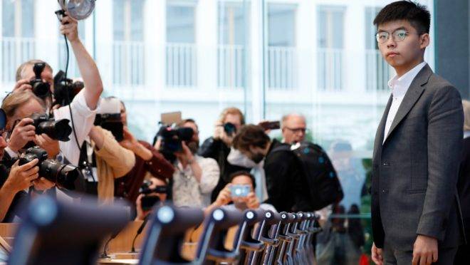 O ativista de Hong Kong Joshua Wong posa para fotógrafos antes de coletiva de imprensa em Berlim, 11 de setembro de 2019