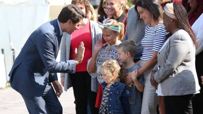 O líder do Partido Liberal e primeiro-ministro do Candá, Justin Trudeau, com jovens apoiadores em Ottawa, 11 de setembro de 2019