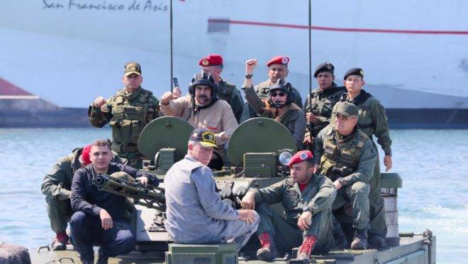 O ditador venezuelano Nicolás Maduro com membros das forças armadas em foto divulgada em 10 de setembro de 2019
