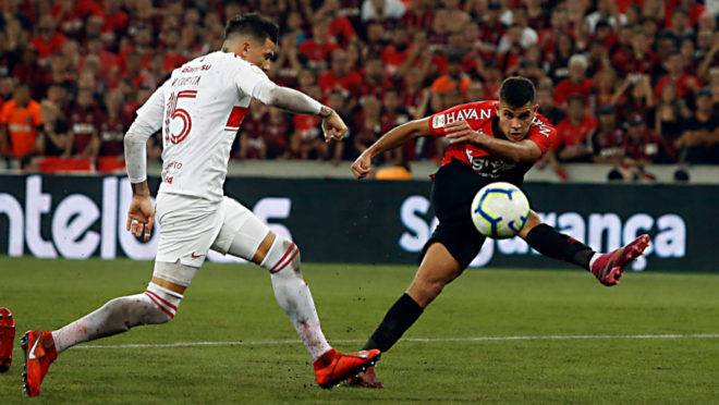 Bruno Guimarães anota o gol do Athletico sobre o Inter na ida da final da Copa do Brasil