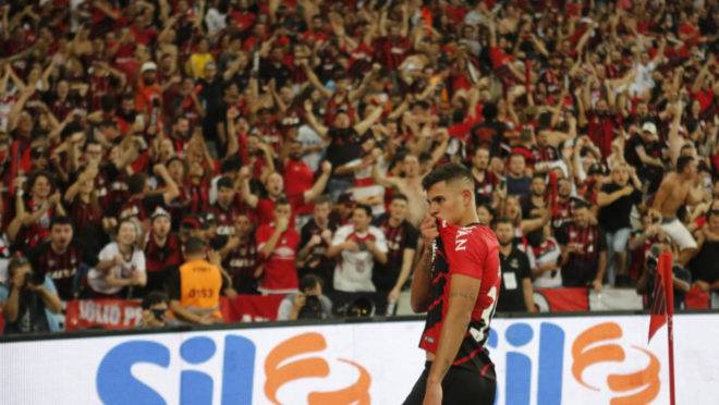 Bruno Guimarães comemora o gol sobre o Inter na Baixada