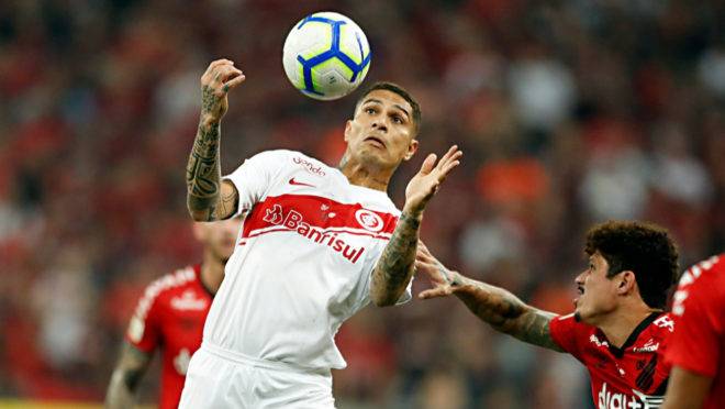 Atacante Paolo Guerrero criticou o gramado da Baixada e demonstrou confiança para o jogo no Beira-Rio