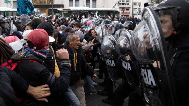 Manifestantes entram em choque com a polícia em Buenos Aires, em 11 de setembro