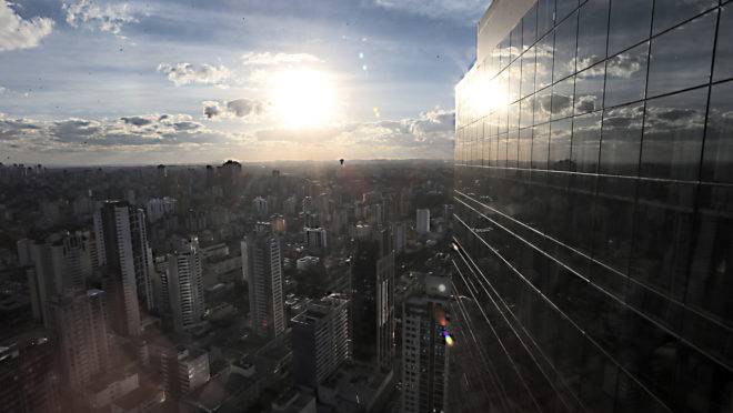 Sol predominou na maior parte do dia e fez temperaturas dispararem nesta tarde
