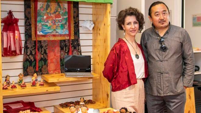 Adriana Shak e o marido tibetano, Ogyen, sócios de restaurante típico no interior do Rio Grande do Sul.