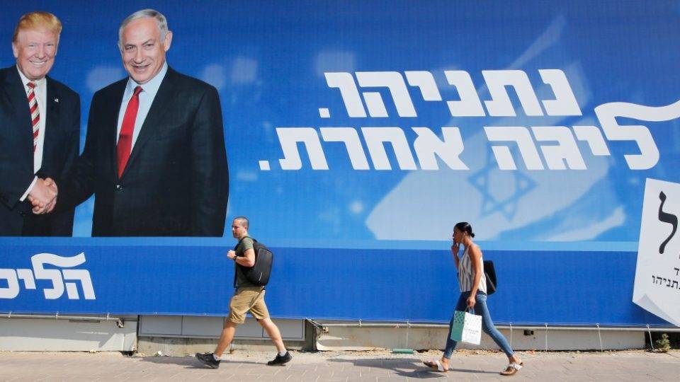 Setembro de eleições aqui, ali e acolá Cartaz da campanha eleitoral do partido Likud mostra o presidente dos EUA, Donald Trump, e o primeiro-ministro de Israel e líder do partido, Benjamin Netanyahu em Tel Aviv, 12 de setembro de 2019