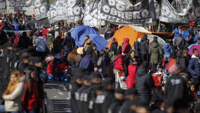 Protesters camp outside the Social Development Ministry building in Buenos Aires on September 12, 2019. – Argentinian lawmakers will consider on Thursday a “food emergency” bill, presented by the opposition, that would allow more funds to be allocated as the economic crisis deepened just weeks ahead of the presidential election. (Photo by emiliano lasalvia / AFP)