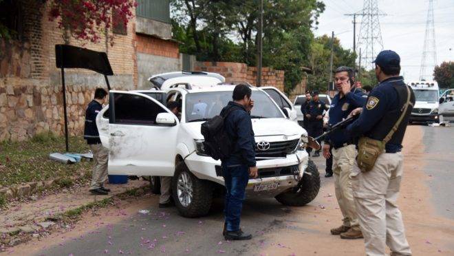 Policiais inspecionam os veículos atingidos por balas após um tiroteio durante a fuga do narcotraficante Jorge Samudio, em Assunção, Paraguai, 11 de setembro de 2019