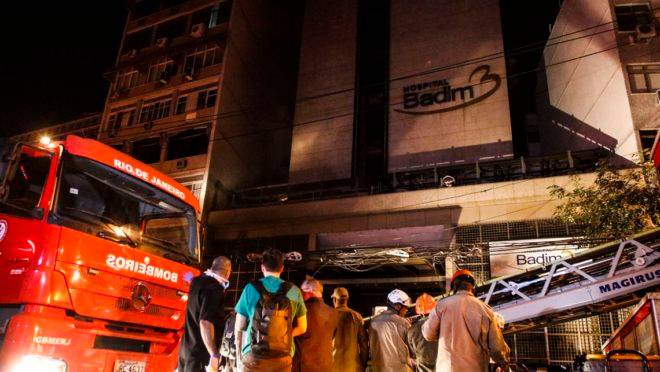 Uma mulher, que não teve o nome revelado, faleceu na manhã desta segunda-feira (16) em decorrência do incêndio.