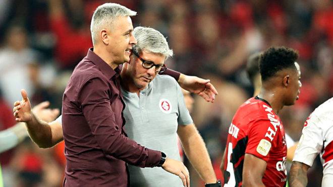 Técnicos Tiago Nunes e Odair Helmann se cumprimentam após jogo de ida na Baixada