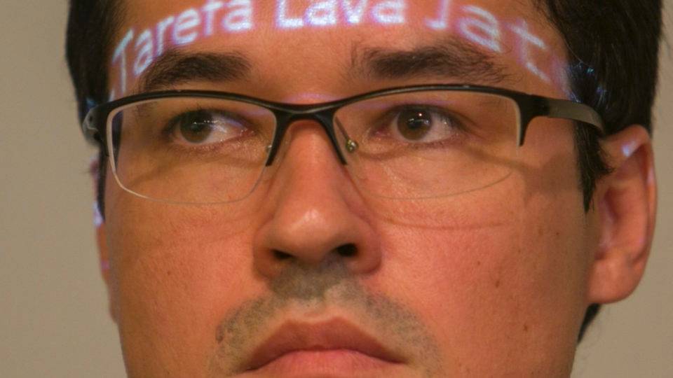 Deputados conseguem assinaturas para criar CPI que vai investigar a Lava Jato Deltan Dallagnol com a palavra Lava Jato na testa.