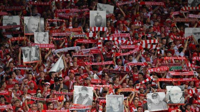 Union Berlin: jogos tensos contra o time da polícia secreta alemã e respeito aos torcedores mortos em estreia na Bundesliga.