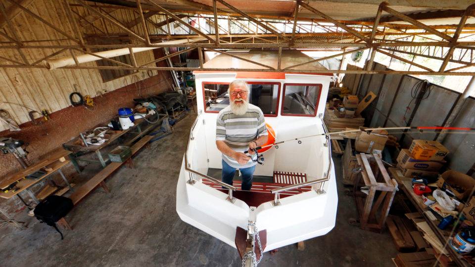 Sozinho, carpinteiro da região de Curitiba constrói barco para pescar Sérgio Koller levou sete anos para finalizar o barco.