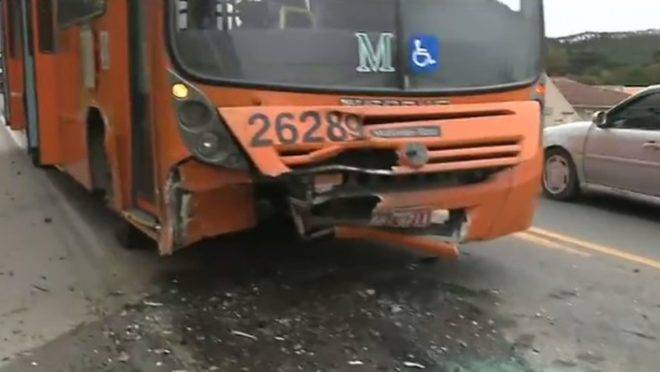 Acidente entre carro e ônibus na Rodovia dos Minérios deixou um morto e dois feridos. Foto: Reprodução RPCTV.