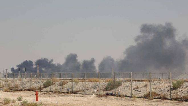 Ataque provocou um incêndio que pode afetar a capacidade de refino da Arábia Saudita. Não há informações sobre vítimas. Ataque aumenta tensão na região.