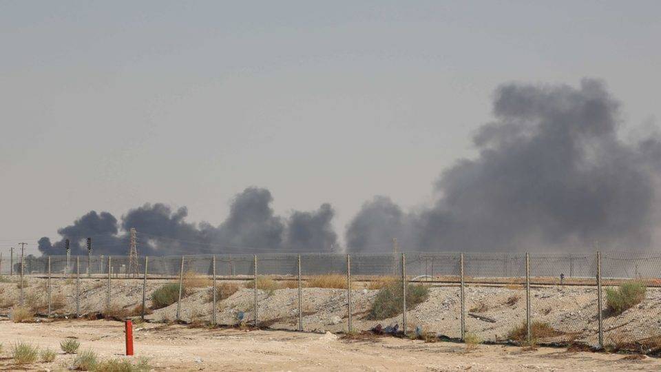 Ataques na Arábia Saudita afetam 5% da produção mundial de petróleo Ataque a campos de petróleo provocou um incêndio que pode afetar a capacidade de refino da Arábia Saudita. Não há informações sobre vítimas. Ataque aumenta tensão na região.