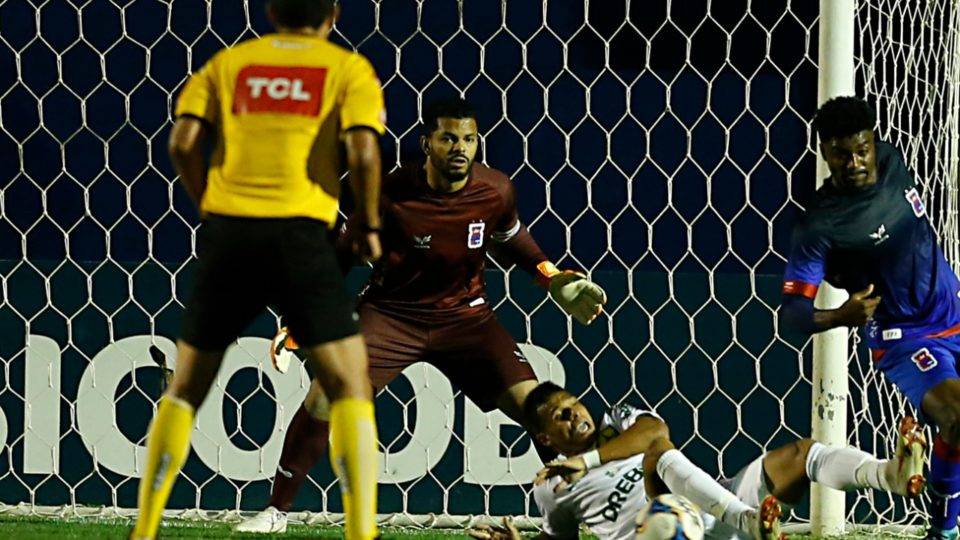 Com pênalti defendido, Thiago Rodrigues é destaque do Paraná; veja as notas do Tricolor