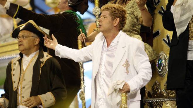 O cantor Roberto Leal em desfile da X-9 Paulistana, em 2010