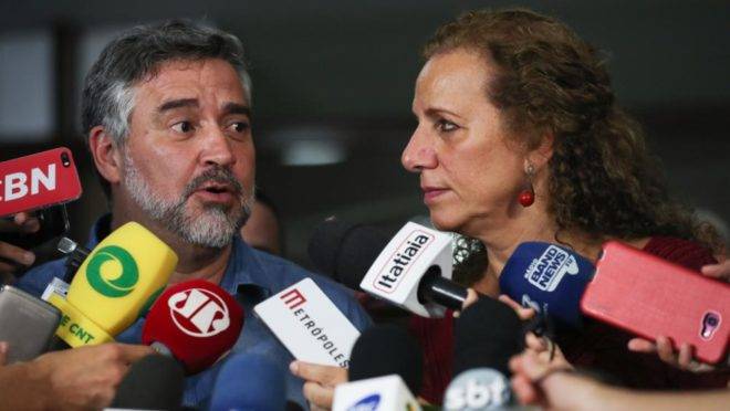Os deputados Paulo Pimenta (PT-SP) e Jandira Feghali (PCdoB-RJ) assinam o requerimento da CPI da Lava Jato.