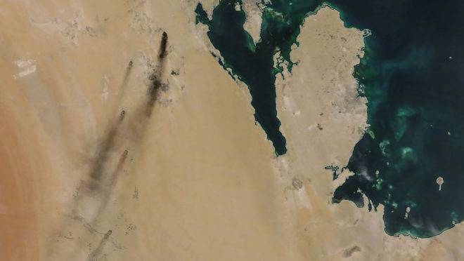 Imagem de satélite mostra fumaça após ataque de drones a duas instalações petrolíferas no Leste da Arábia Saudita
