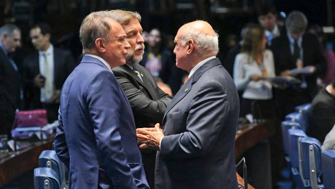 Senadores Alvaro Dias e Lasier Martins, do Podemos, e Flávio Arns, da Rede.