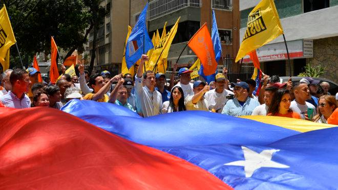 Líder da oposição venezuelana e presidente interino Juan Guaido (C) durante uma manifestação no bairro de Baruta, em Caracas