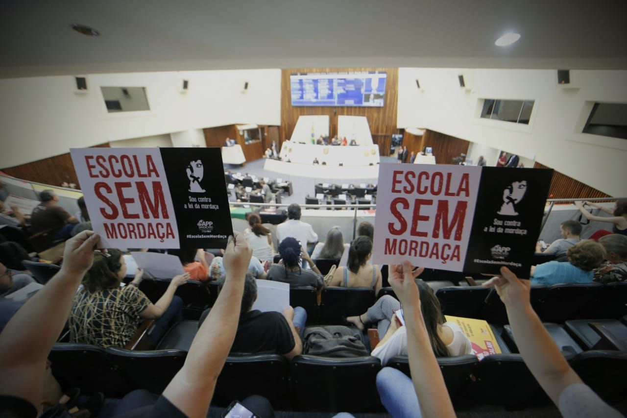 Manifestantes acompanham a votação do projeto Escola sem Partido na Assembleia Legislativa do Paraná: pauta conservadora foi apresentada no Congresso em 2014 e segue à segunda legislatura consecutiva sem perspectivas de aprovação