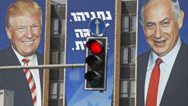 Cartaz de campanha para as eleições israelenses com o líder do Likud e primeiro ministro de Israel, Benjamin Netanyahu, e o presidente dos EUA, Donald Trump