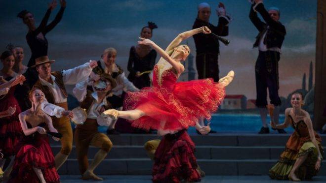 Corpo de ballet russo apresenta trechos de obras clássicas.