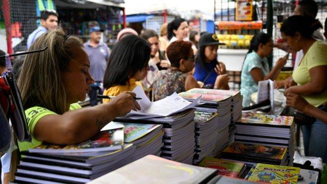 Pessoas compram material escolar em Caracas, 11 de setembro de 2019 para o início das aulas nesta segunda-feira (16). O salário mínimo na Venezuela não é suficiente para comprar uma caixa de lápis de cor