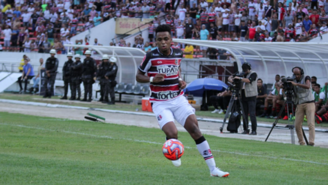 Elias em ação pelo Santa Cruz.