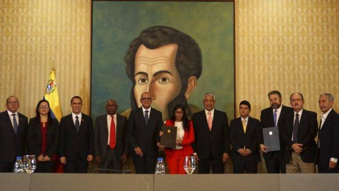 O ministro da Comunicação, Jorge Rodríguez (centro), a vice-presidente Delcy Rodríguez (centro), e outras autoridades durante assinatura de acordo no Ministério de Relações Exteriores, Caracas, 16 de setembro de 2019