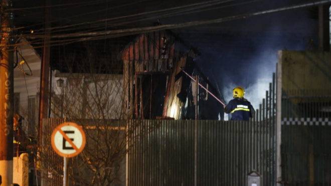 Bombeiros tiveram bastante trabalho para controlar o fogo na casa no bairro Cajuru.
